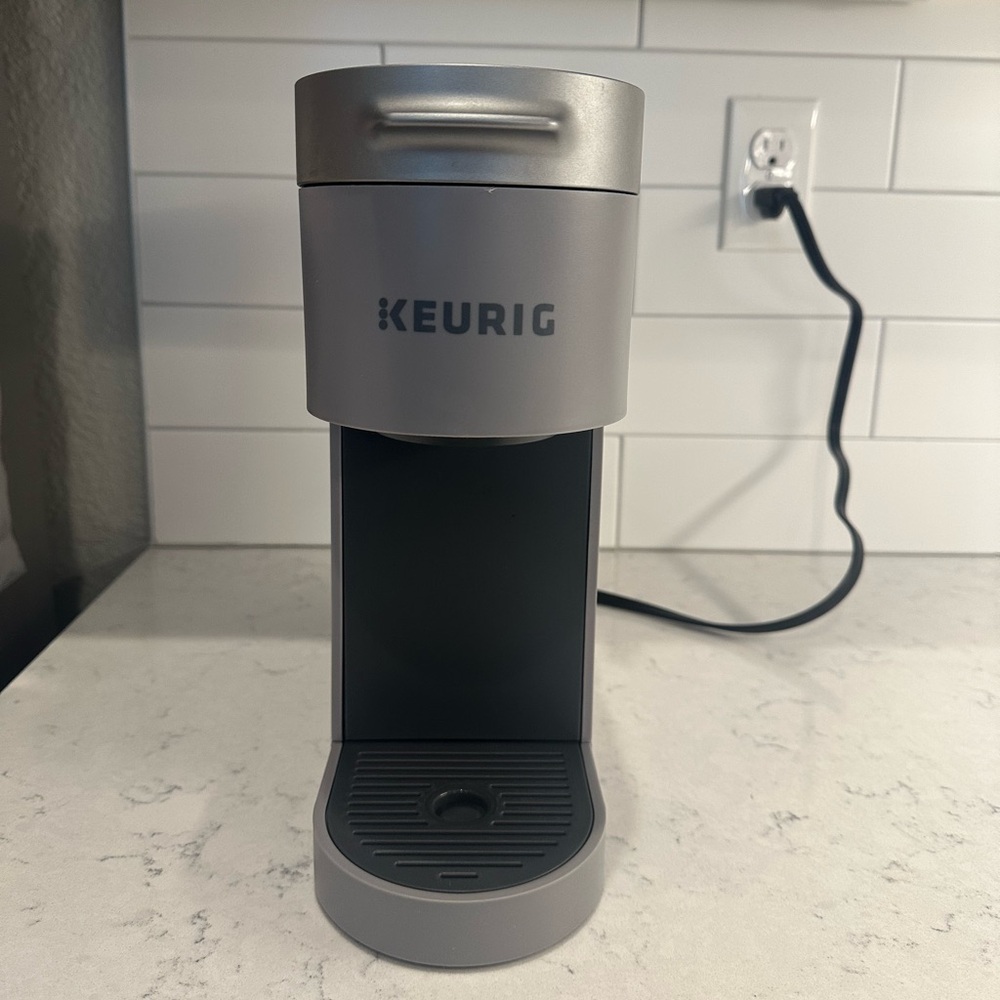 Keurig K- Slim Single Serve K-Cup Pod Coffee Maker in Grey